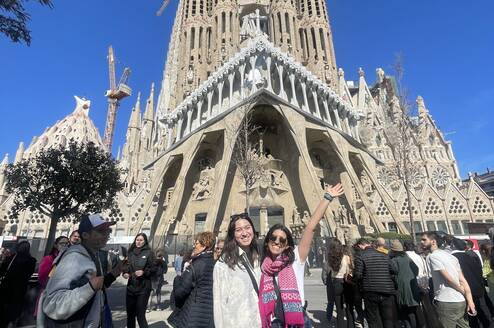 Two study abroad students in front of the Basílica de la Sagrada Família in Barcelona, Spain